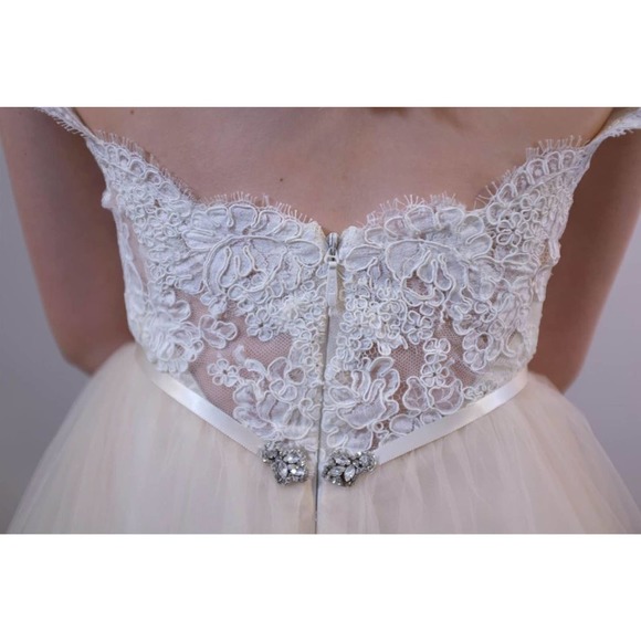 Alvina Valenta Brand New With Tags size 10 Lace Wedding Dress Orig.$3800 - Picture 8 of 10